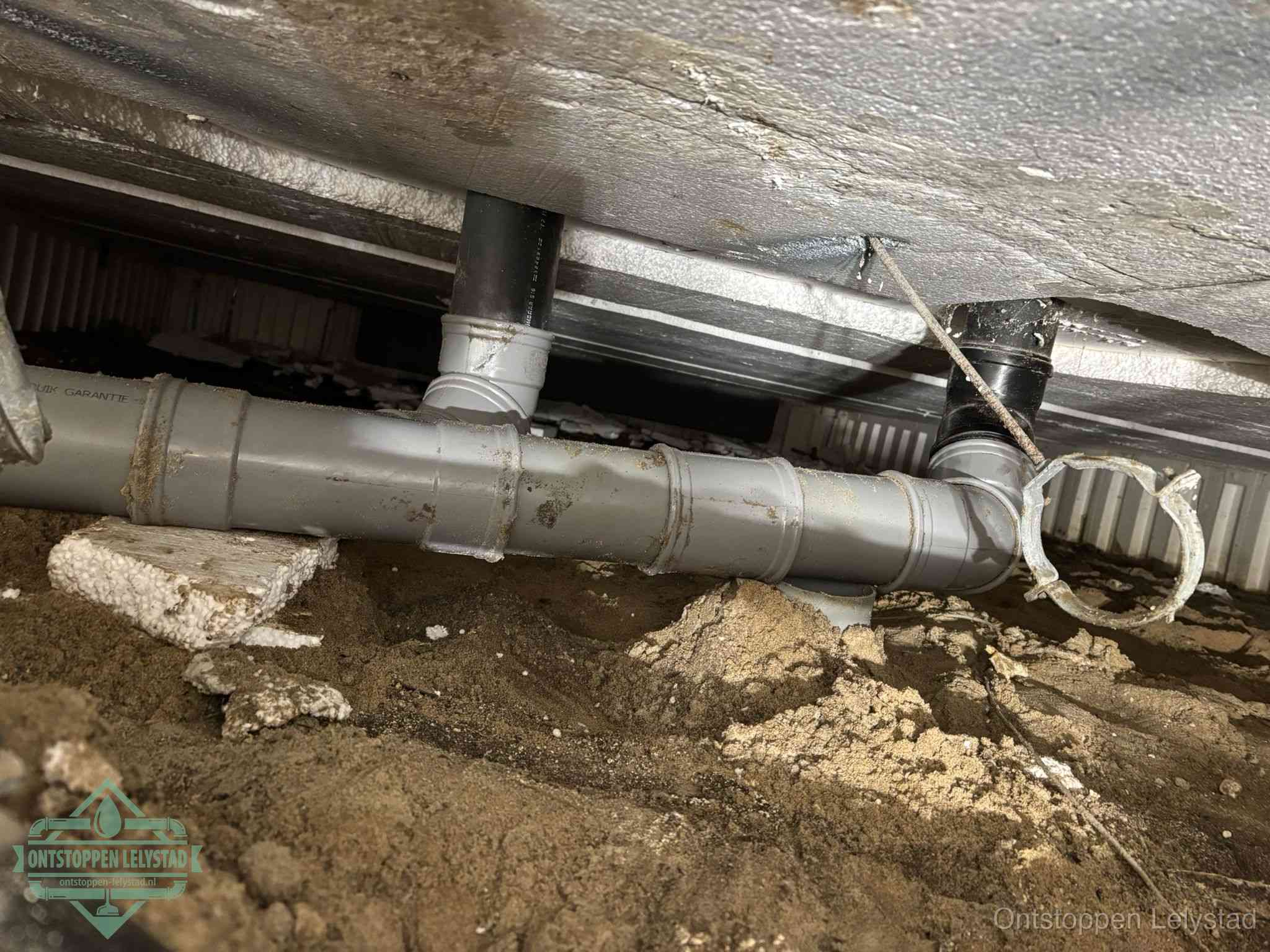 PVC-buizen in de kruipruimte van een gemengd of gescheiden rioolstelsel in Lelystad