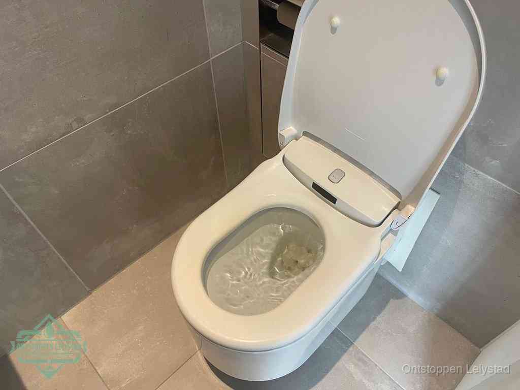 Een toiletpot vol troebel water met drijvend papier en restanten, de meest voorkomende oorzaak van een verstopte wc in Lelystad