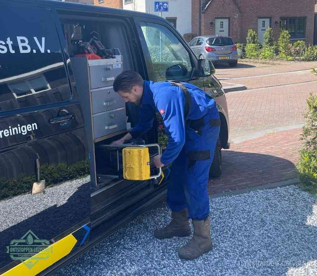Een monteur pakt apparatuur uit de bedrijfsbus voor service aan huis, het moment om een professional in te schakelen in Lelystad