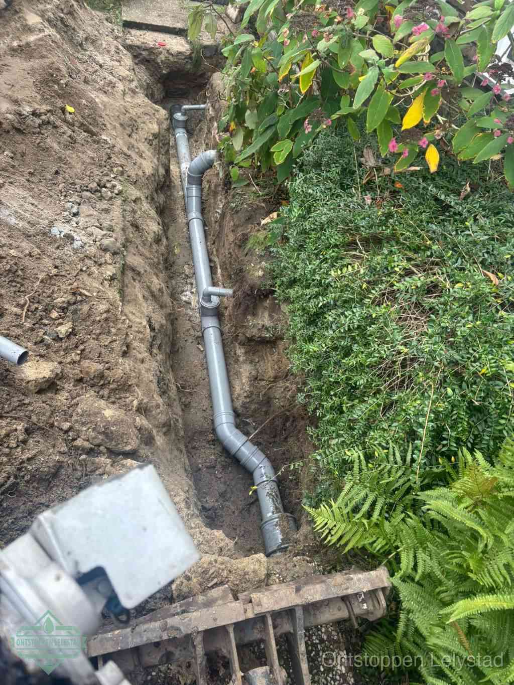 Open sleuf met nieuwe PVC-buizen, riool repareren en vervangen in Lelystad