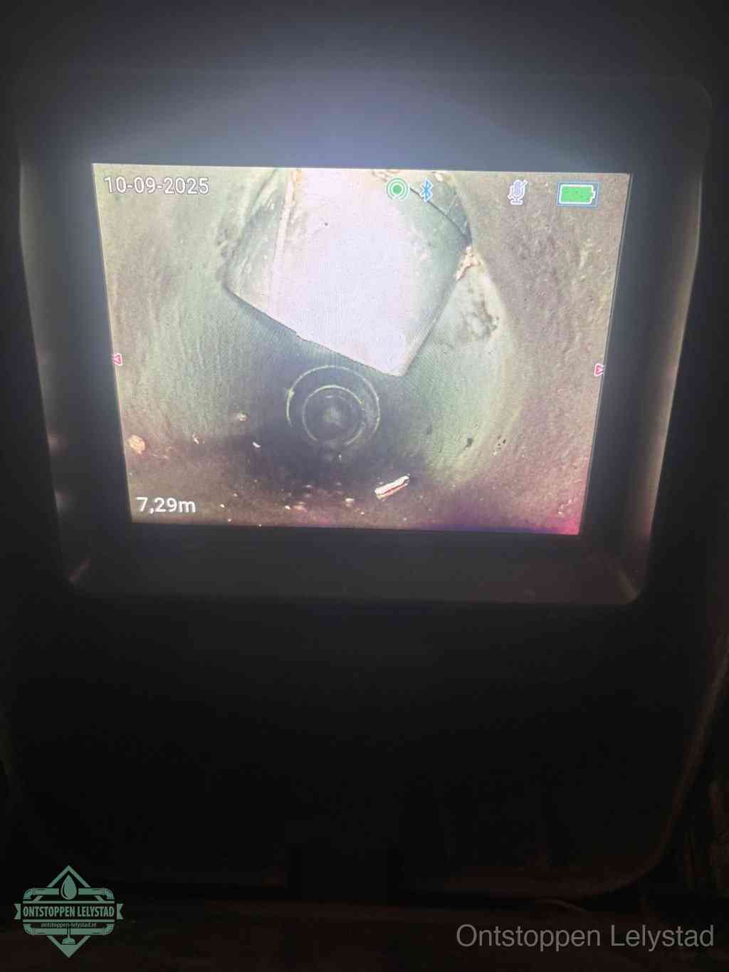 Camerabeeld van een verzakte rioolbuis diep onder de grond, een rioolverzakking in Lelystad