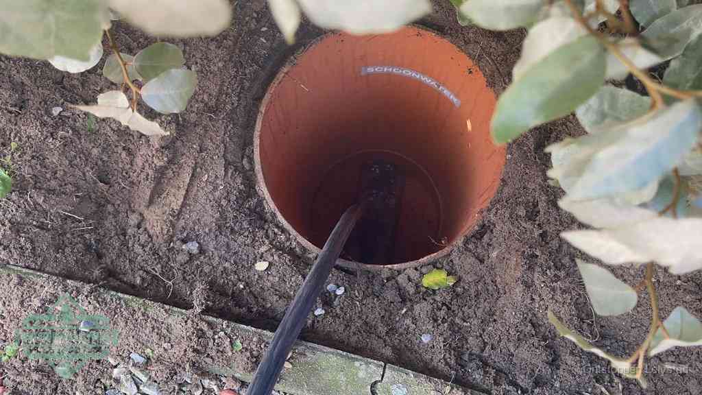Open inspectieput in de tuin waar een veer rioolvliegjes en stankoverlast aanpakt in Lelystad