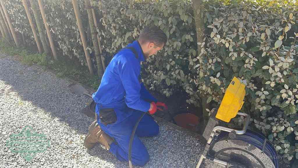 Monteur aan het werk bij een rioolput, de werkwijze voor riool ontstoppen in Lelystad