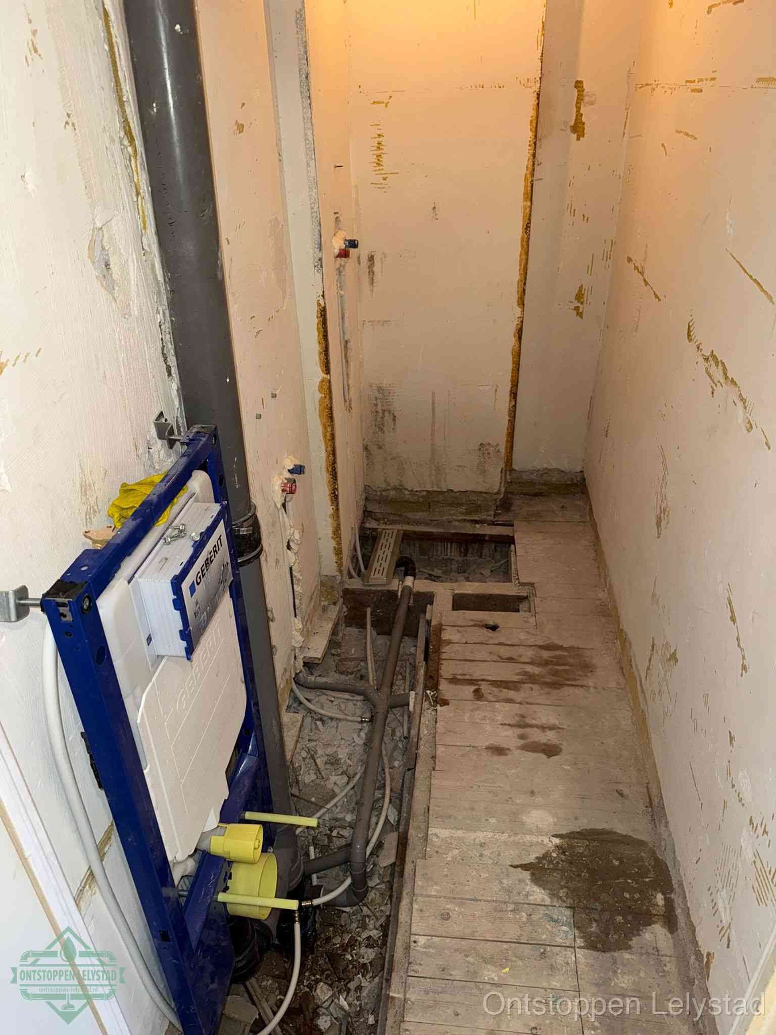 Een opgebroken toiletruimte tijdens renovatie met een Geberit inbouwreservoir en blootliggende oude afvoerleidingen, typisch voor oudere woningen in Lelystad